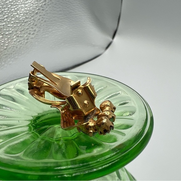 VINTAGE EARRINGS Gold Tone Green Crystal COLLECTIBLE COSTUME JEWELRY CLIP ON - Picture 7 of 13